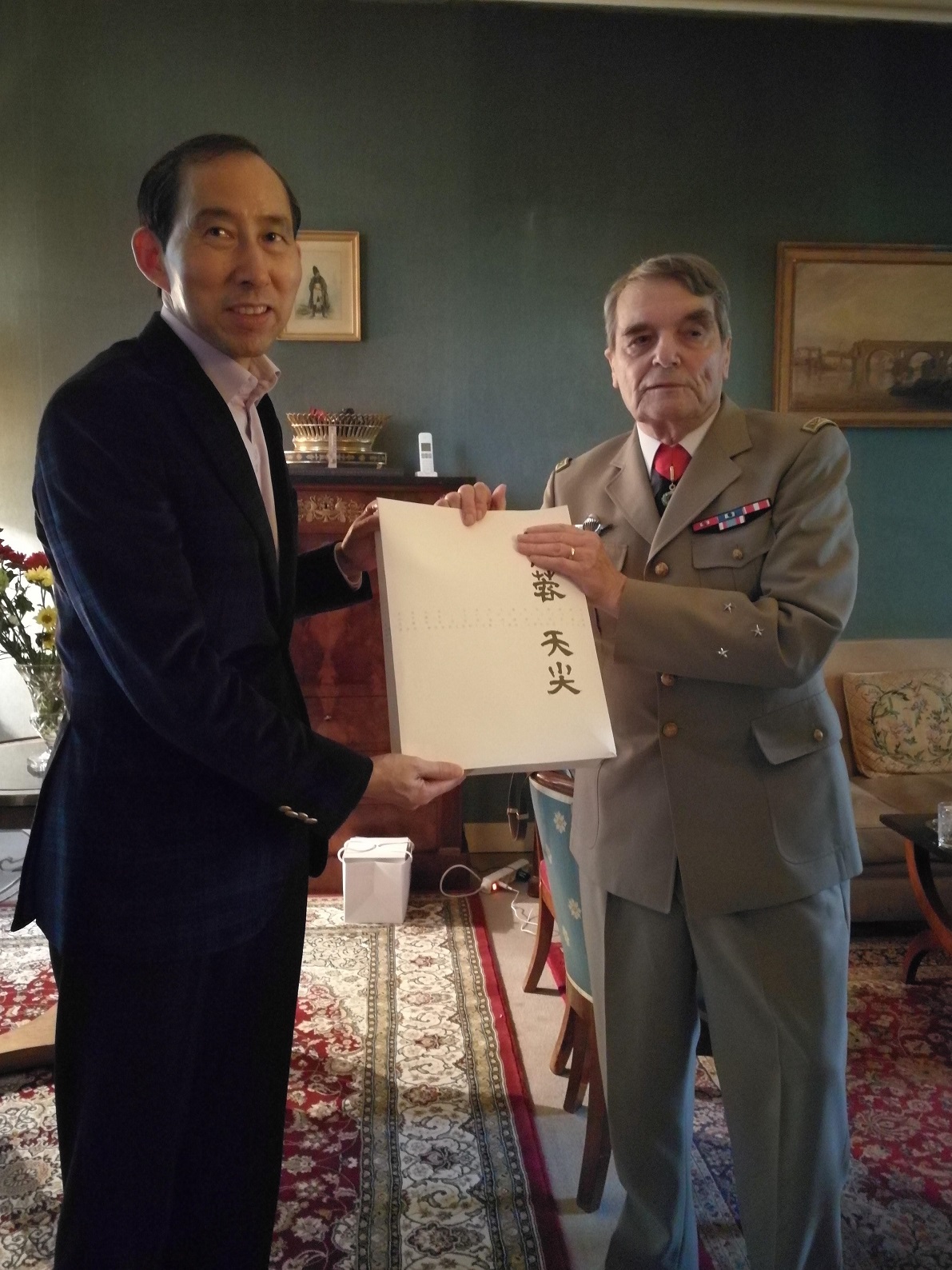 2017龙宇翔向法国上将兼总统顾问亨利•帕里斯赠送香木海黑茶